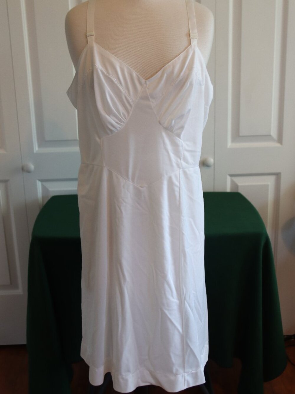Lingere by Dixie Belle Vintage White Full Slip Adjustable Straps Size 40